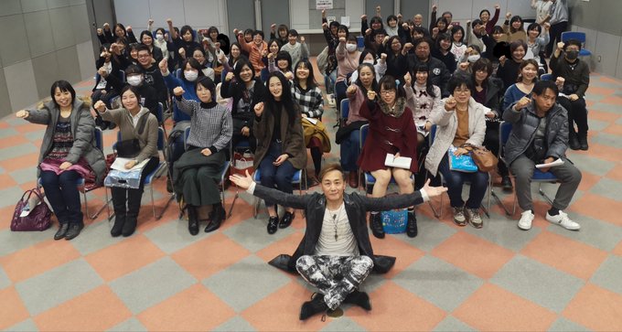 2019.01.13石野竜三さんのプレミアムトークショー集合写真です!石野さんと参加者の皆様の一体感を思い出します(*^ 2019.01.13石野竜三さんのプレミアムトークショー集合写真です!石野さんと参加者の皆様の一体感を思い出します(*^