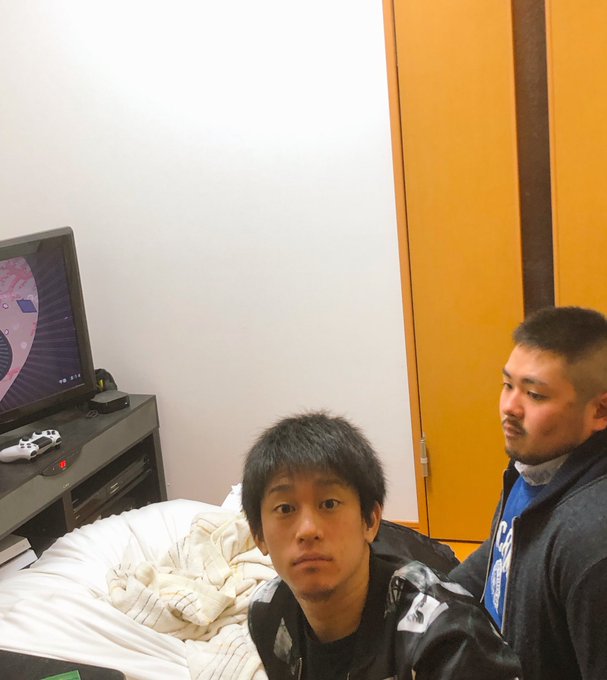 ピンポンなったから誰じゃと思って2階から降りてモニター見たけど誰も写ってなくて、ふと横見たら既に室内に侵入されてて膝から ピンポンなったから誰じゃと思って2階から降りてモニター見たけど誰も写ってなくて、ふと横見たら既に室内に侵入されてて膝から