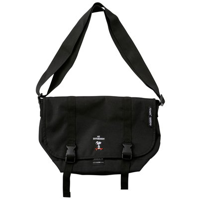 スヌーピー公式ショップ楽天で販売開始!PEANUTS×YAKPAK メッセンジャーバッグ A4サイズも収納でき、普段 スヌーピー公式ショップ楽天で販売開始!PEANUTS×YAKPAK メッセンジャーバッグ A4サイズも収納でき、普段