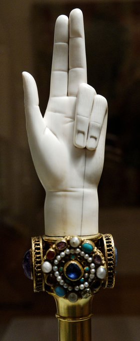 正義の手(Main de justice)フランス王のレガリア(王権の象徴)の一つ。司法権を象徴し、戴冠式で用いられた。 正義の手(Main de justice)フランス王のレガリア(王権の象徴)の一つ。司法権を象徴し、戴冠式で用いられた。