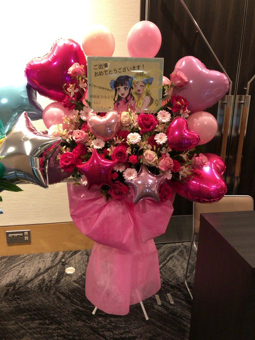 こちらは素敵な邪神ちゃんとゆりねジャージを着た鈴木愛奈さんを描いたフラスタです。くしくも当日鈴木愛奈さんはピンクジャージ こちらは素敵な邪神ちゃんとゆりねジャージを着た鈴木愛奈さんを描いたフラスタです。くしくも当日鈴木愛奈さんはピンクジャージ