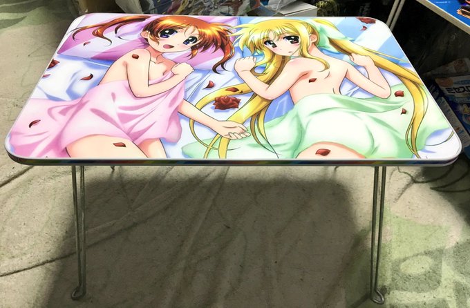 昨日言ってた面白いなのはグッズはこれ!!なんとミニテーブルwフリマアプリで見つけて思わず買ってしまったwプライズ品だと思 昨日言ってた面白いなのはグッズはこれ!!なんとミニテーブルwフリマアプリで見つけて思わず買ってしまったwプライズ品だと思