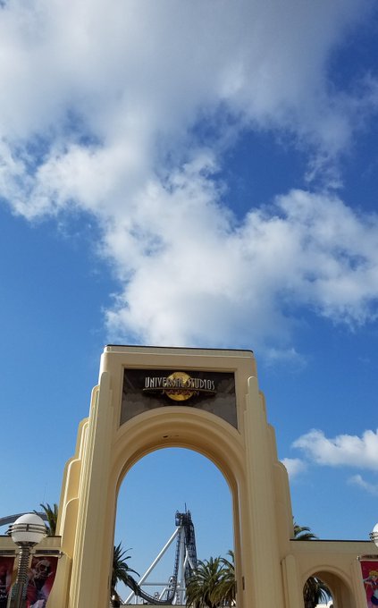 きてるよー!打ち合わせしてないのに、まさかの下ズボン赤!そして、スリザリンとハッフルパフのマフラー。あと、スヌーピーの帽 きてるよー!打ち合わせしてないのに、まさかの下ズボン赤!そして、スリザリンとハッフルパフのマフラー。あと、スヌーピーの帽