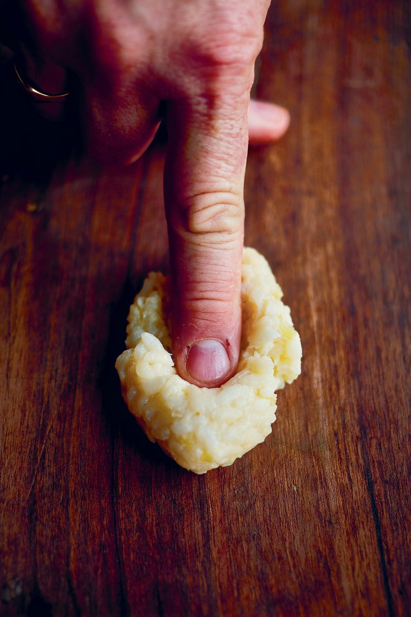 Take a golfball-sized piece of the cold risotto & squash it with the centre of your finger... https://t.co/XUM72ovten