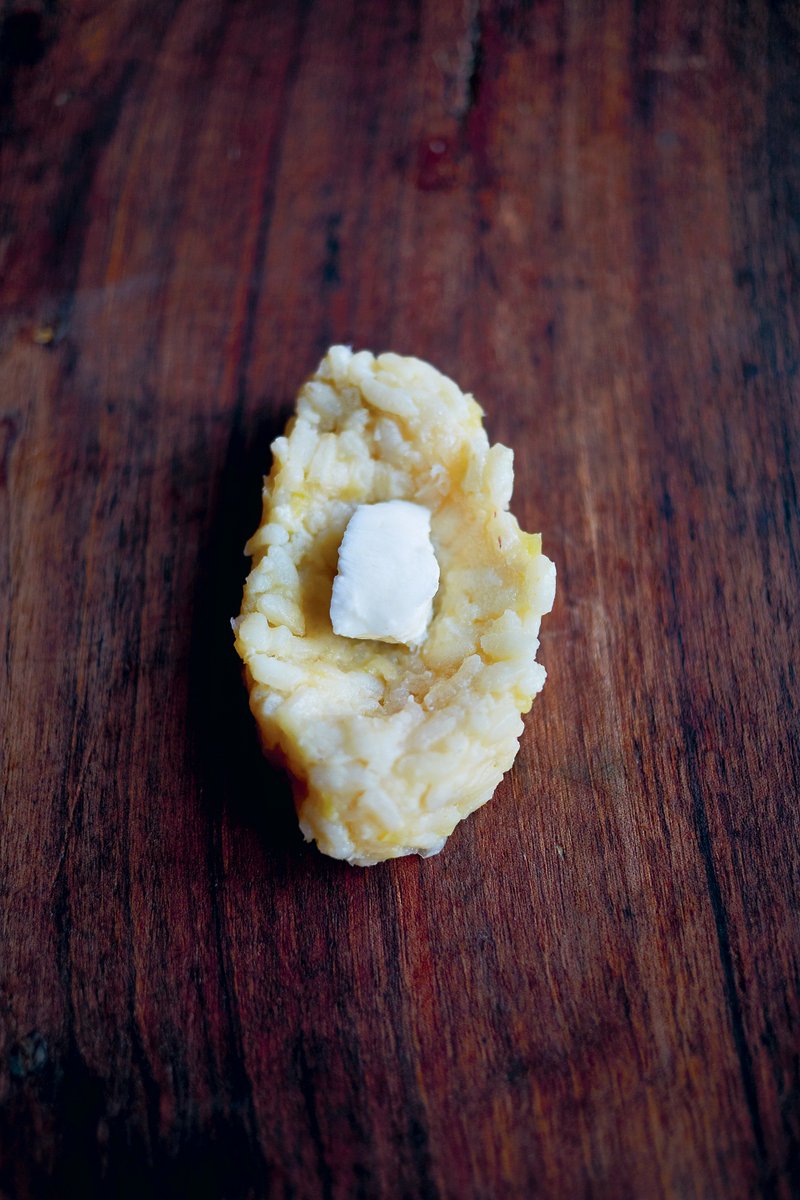 Place a mozzarella cube in the middle, then shape the rice around it to create a little oval. https://t.co/28O9IQlj4Y