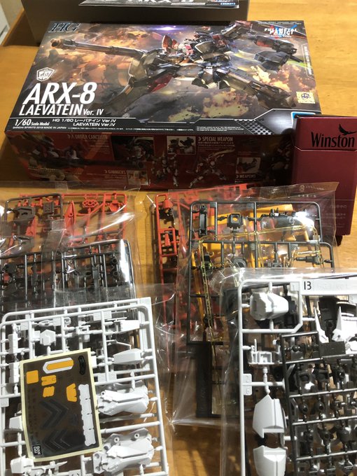 以前買ったプラモデルを開封しました。ランナーの大きさがガンプラの半分のサイズで、ジムのパーツが巨大に感じるぐらい細かいパ 以前買ったプラモデルを開封しました。ランナーの大きさがガンプラの半分のサイズで、ジムのパーツが巨大に感じるぐらい細かいパ