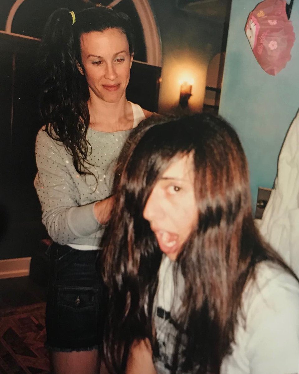 #fbf ongoing passion for cutting hair with @pazlenchantin @pixiesofficial ????????‍♀️????‍♀️ #stealawayduringcostumeparty https://t.co/g4ZpFEF0e4