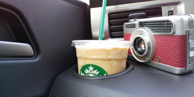 フラペチーノでデミちゃんのご機嫌をとっています フラペチーノでデミちゃんのご機嫌をとっています
