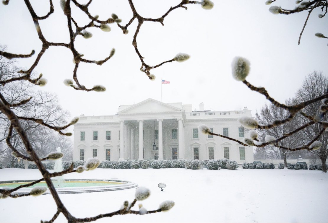 The North Portico of the White House is seen in snowfall | February 20, 2019
???? by D. Myles Cullen https://t.co/vCNe3KrXTA