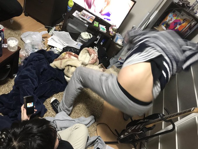 月がきれいで暴れるオタク 月がきれいで暴れるオタク