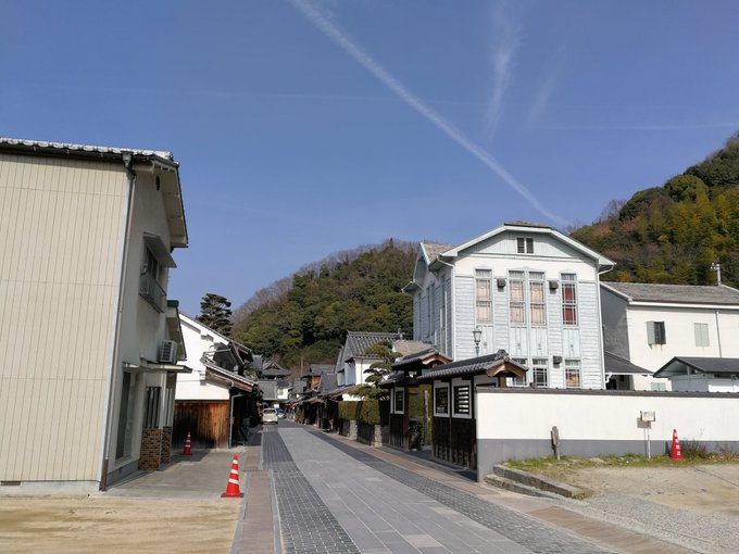 竹原の町並み保存地区に来ています。「安芸の小京都」とも呼ばれており西方寺・普明閣から見下ろす竹原の町は絶景です。そして何 竹原の町並み保存地区に来ています。「安芸の小京都」とも呼ばれており西方寺・普明閣から見下ろす竹原の町は絶景です。そして何