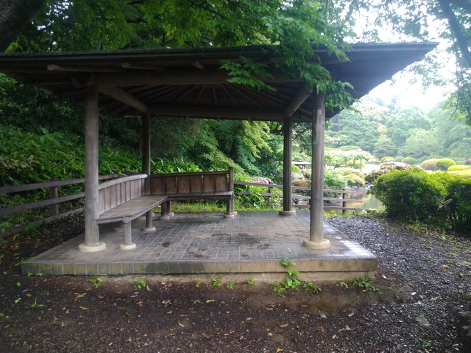 雨の日の平日で、誰もいない新宿御苑っていうのは二度と遭遇できない気がする。完全に言の葉の庭で嬉しい。 雨の日の平日で、誰もいない新宿御苑っていうのは二度と遭遇できない気がする。完全に言の葉の庭で嬉しい。