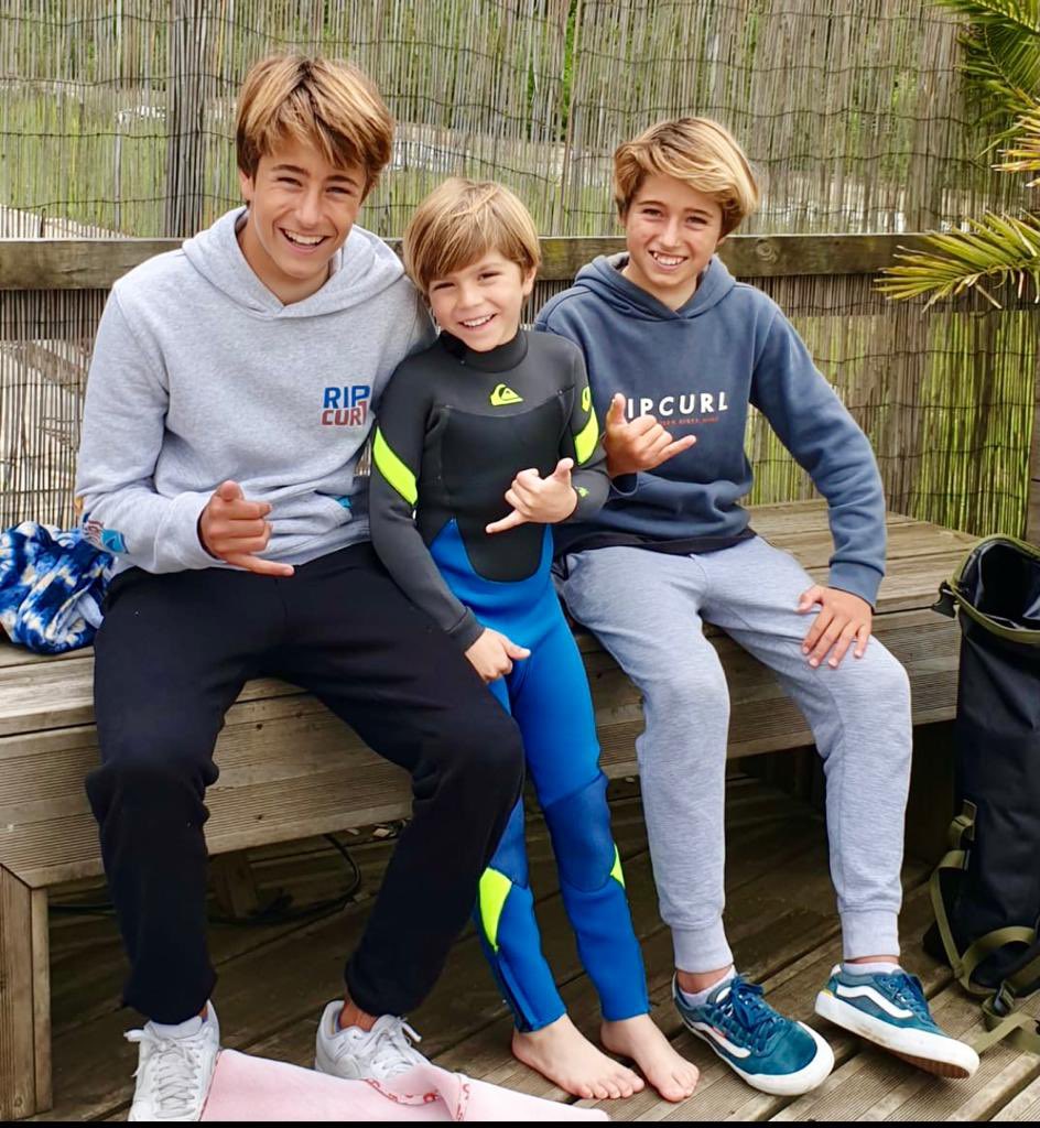 Sasha con sus amigos y profes Kai y Hans después de su primera lección de surf! 
#DiaMundialdelosOceanos 