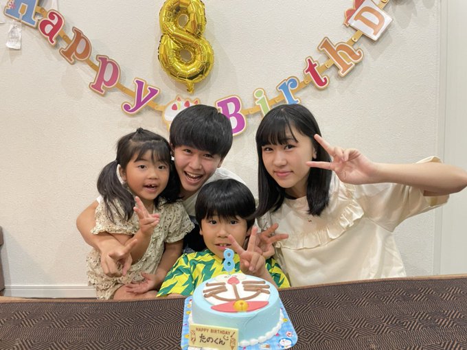 今日は弟の楽の8歳の誕生日!!おめでとう~!!僕が8歳の頃は妖怪人間の映画や、コドモ警察、一休さんとかいろいろやらせても 今日は弟の楽の8歳の誕生日!!おめでとう~!!僕が8歳の頃は妖怪人間の映画や、コドモ警察、一休さんとかいろいろやらせても