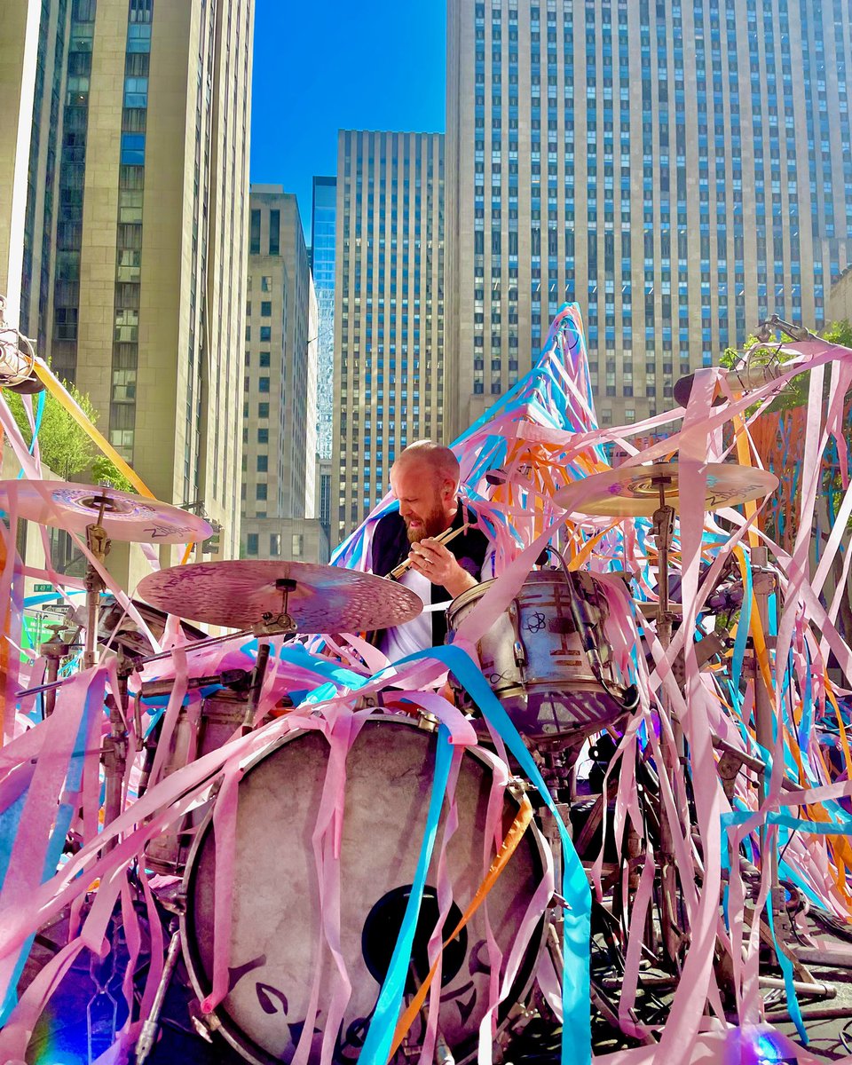 Not sure we were prepared for the streamers 🎉 Guy @TODAYshow 