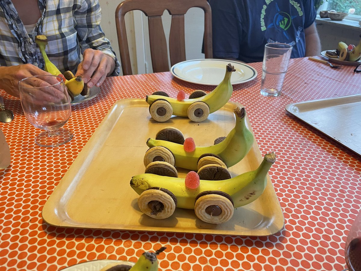 Åttaåringen stod för kvällens efterrätt:
Bananracerbilar. 