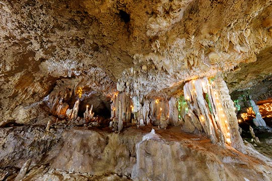 【石垣鍾乳洞】石垣市20万年もの歳月をかけ、かつて海底に存在していたサンゴ礁が地殻変動などによって隆起して誕生した日本最