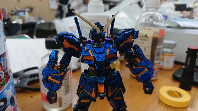 BANDAIさんのユニコーンガンダムのペインティングモデルをラップ塗装&蛍光塗料で塗ったお客様、暗闇での光方かっ BANDAIさんのユニコーンガンダムのペインティングモデルをラップ塗装&蛍光塗料で塗ったお客様、暗闇での光方かっ