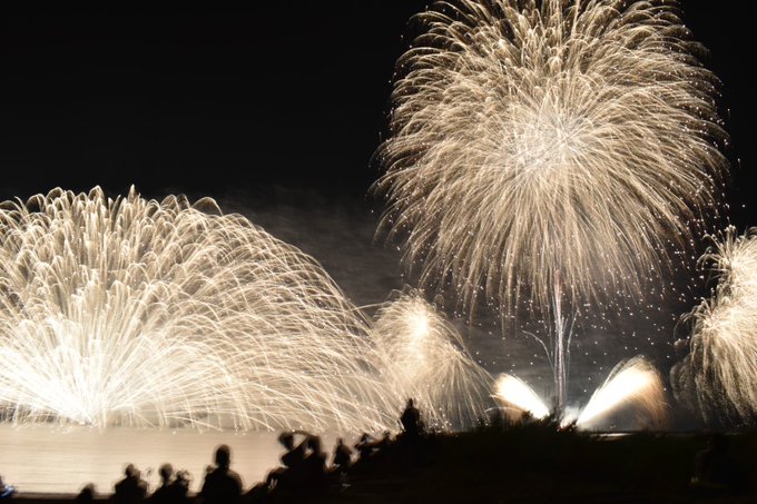 海キャンプで打ち上げ花火を見てきました🎆お友達から頂いた三脚を使う時が来ました!!お陰様で素敵な写真が撮れました。感謝感 海キャンプで打ち上げ花火を見てきました🎆お友達から頂いた三脚を使う時が来ました!!お陰様で素敵な写真が撮れました。感謝感