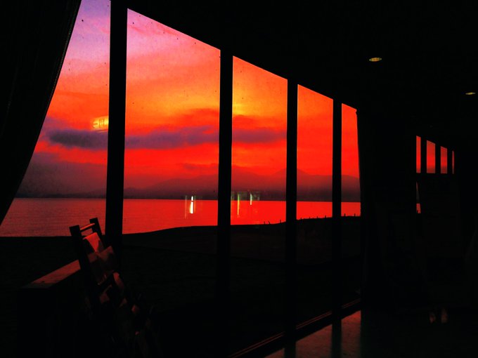 早朝、＃虹の松原ホテル で燃え上がる様な【朝焼け】が見れました😆（右の写真は、同じ窓辺で撮ったユーリオンミュージアムのパ