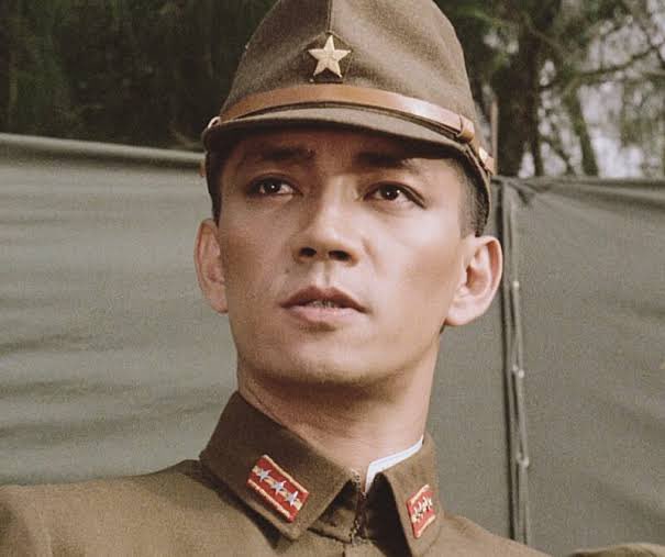 坂本龍一は日本軍の青年将校ヨノイを、化粧をして不思議な存在感で演じた。セリフはつたなかったが、ヴァン・デル・ポストは坂本