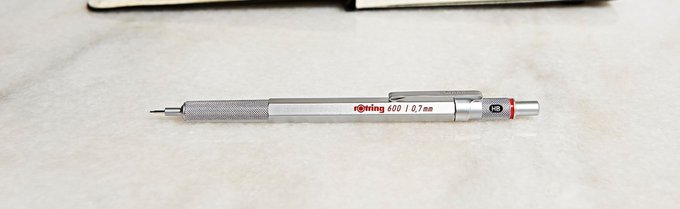 涼宮ハルヒの憂鬱のキョンが使っているペンを特定。恐らくロットリングというメーカーのロットリング600というペン(画像はホ