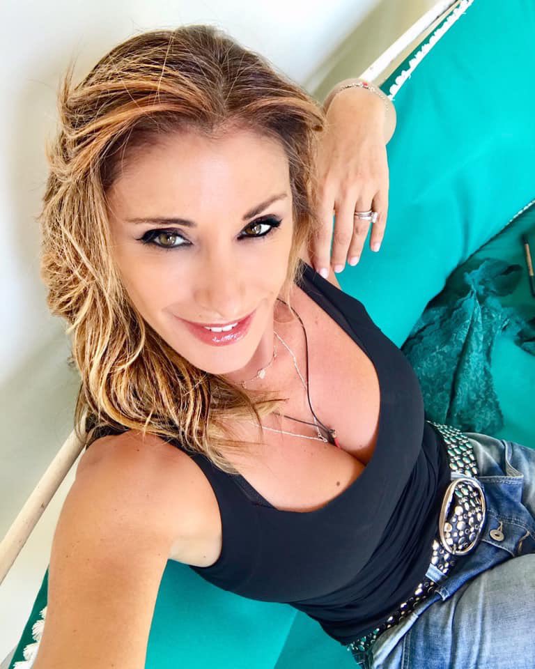 Questa sera alle 21.00 lo scatto più hot dello shooting di ieri ????#hothothot #shooting #sabrina #sabrinasalerno https://t.co/B0tCge3Wya