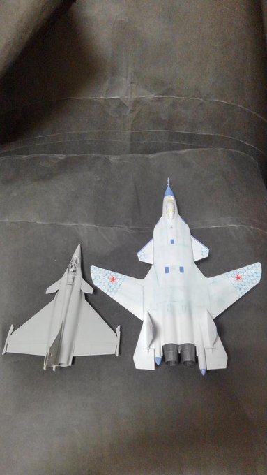 同じ1/72スケールのラファールMとSuー47ベルクトを並べてみる。機体全長や全幅その他、大きさの違いが一目瞭然だ。#ガ 同じ1/72スケールのラファールMとSuー47ベルクトを並べてみる。機体全長や全幅その他、大きさの違いが一目瞭然だ。#ガ