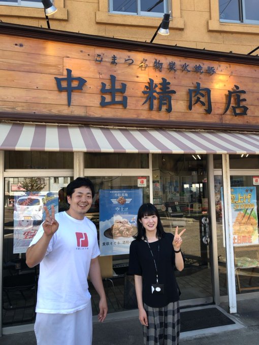 続いては取材させていただいた「中出精肉店」店主・中出さんと店内の様子。店内には声優さんのサイン入り台本やグリペン(森嶋優 続いては取材させていただいた「中出精肉店」店主・中出さんと店内の様子。店内には声優さんのサイン入り台本やグリペン(森嶋優