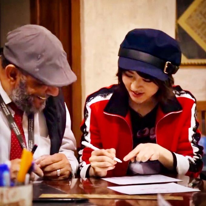 何描いてるんだろー☺️#lovedubai_official #フリージ #若月佑美 何描いてるんだろー☺️#lovedubai_official #フリージ #若月佑美