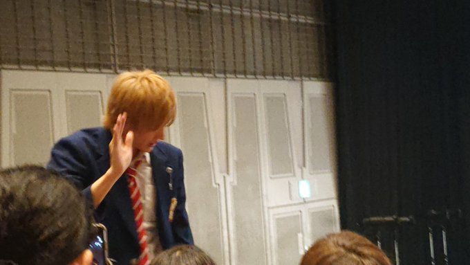 この音とまれ舞台で撮った写真なんですけど、この人舞台上では不良(いい子)なのに、近づいてくれる時は王子顔なの、俳優~~~ この音とまれ舞台で撮った写真なんですけど、この人舞台上では不良(いい子)なのに、近づいてくれる時は王子顔なの、俳優~~~