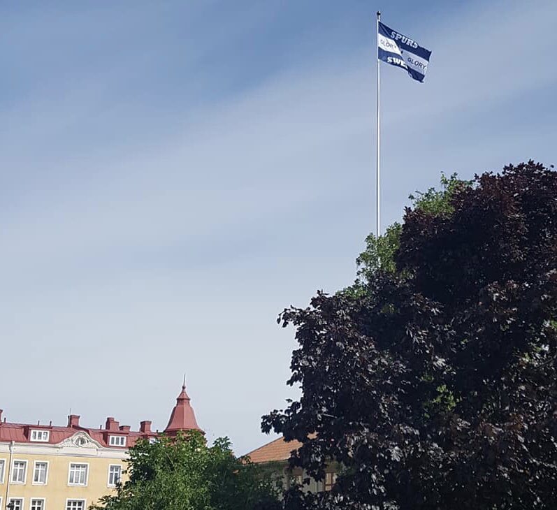 Nås av rapporter om att Spurs-fanan vajar över hela fucking Åmål idag. 