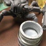 プラパテを塗って行きます。テクスチャー追加ですね。穂先を切った固めの筆で叩きつけるように塗ります。多少のハミ出しは気にせずに進めます。後 でヤスればOK。残りは上半身。全体では無く部分的に塗りますよ。
#破壊製作 #カルネージハート #WF2019s https://t.co/YpnEm2jQ0R