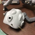 ボディの上面と右の下腕にプラパテのテクスチャ追加。ボディの裏には塗らないでおきます。全体に塗らずメリハリをつけます。ツメ部分は単に傷埋めの為なので乾燥したら磨きます。
#破壊製作 #カルネージハート #WF2019s https://t.co/XcpPM9A5Ja