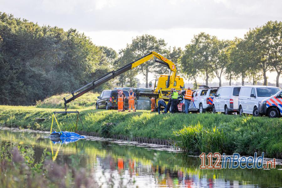 Lichaam aangetroffen in auto in kanaal #Ommen is vermiste vrouw (50) uit Dedemsvaart. 112 in Beeld.