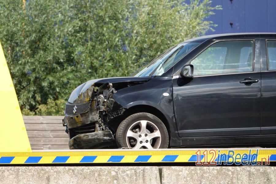 Auto botst tegen de middenvangrail op de A12 bij #Ede. 112 in Beeld.