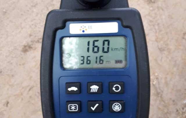 Motorrijder 95 kilometer te snel in Ambt Delden, rijbewijs ingevorderd .