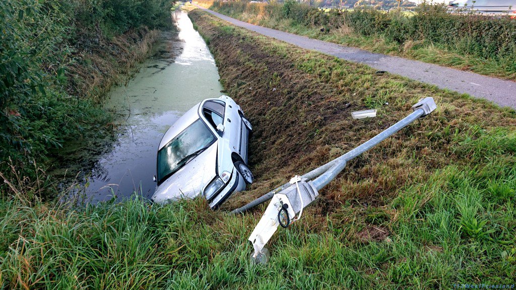 Bestuurder gecrashte auto op het Zijdwerk in Wervershoof gevlucht..