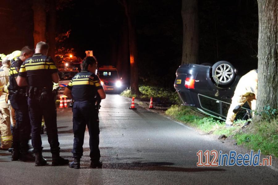 Inzittenden lichtgewond na botsing met auto tegen boom in #Scherpenzeel. 112 in Beeld.