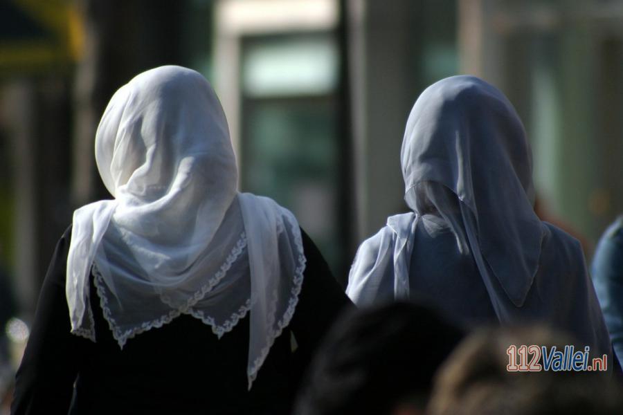 Politie zoekt man die hoofddoek dragende vrouw beledigt en discrimineert in woonwinkel #Amersfoort. 112Vallei.