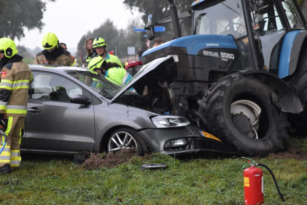 Frontale aanrijding tussen tractor en twee auto's op Bergsche Maasdijk N831 thv Bern -..