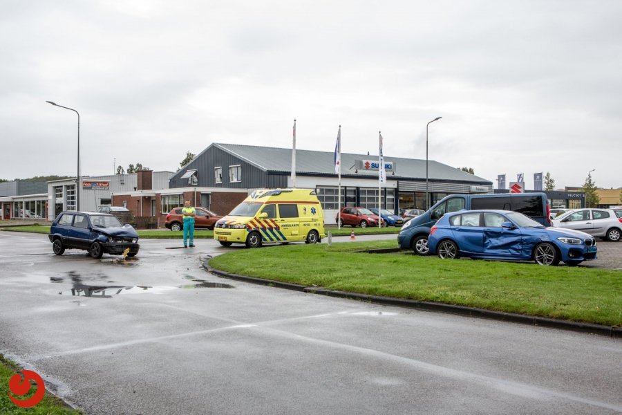 Auto's botsen op kruising - FRANEKER – Maandagochtend vond er een aanrijding met twee auto's plaats op de kruising Edisonstraat met de... -..