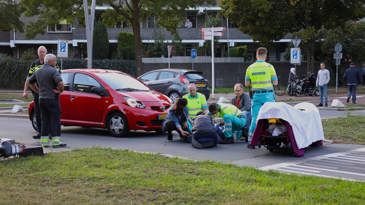 Op de kruising van de Wethouder van Eschstraat en de Zonnebloemstraat in Oss was dinsdagavond opnieuw een aanrijding..