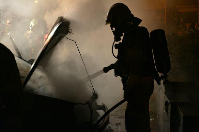 Personenauto gaat in vlammen op in Deventer .