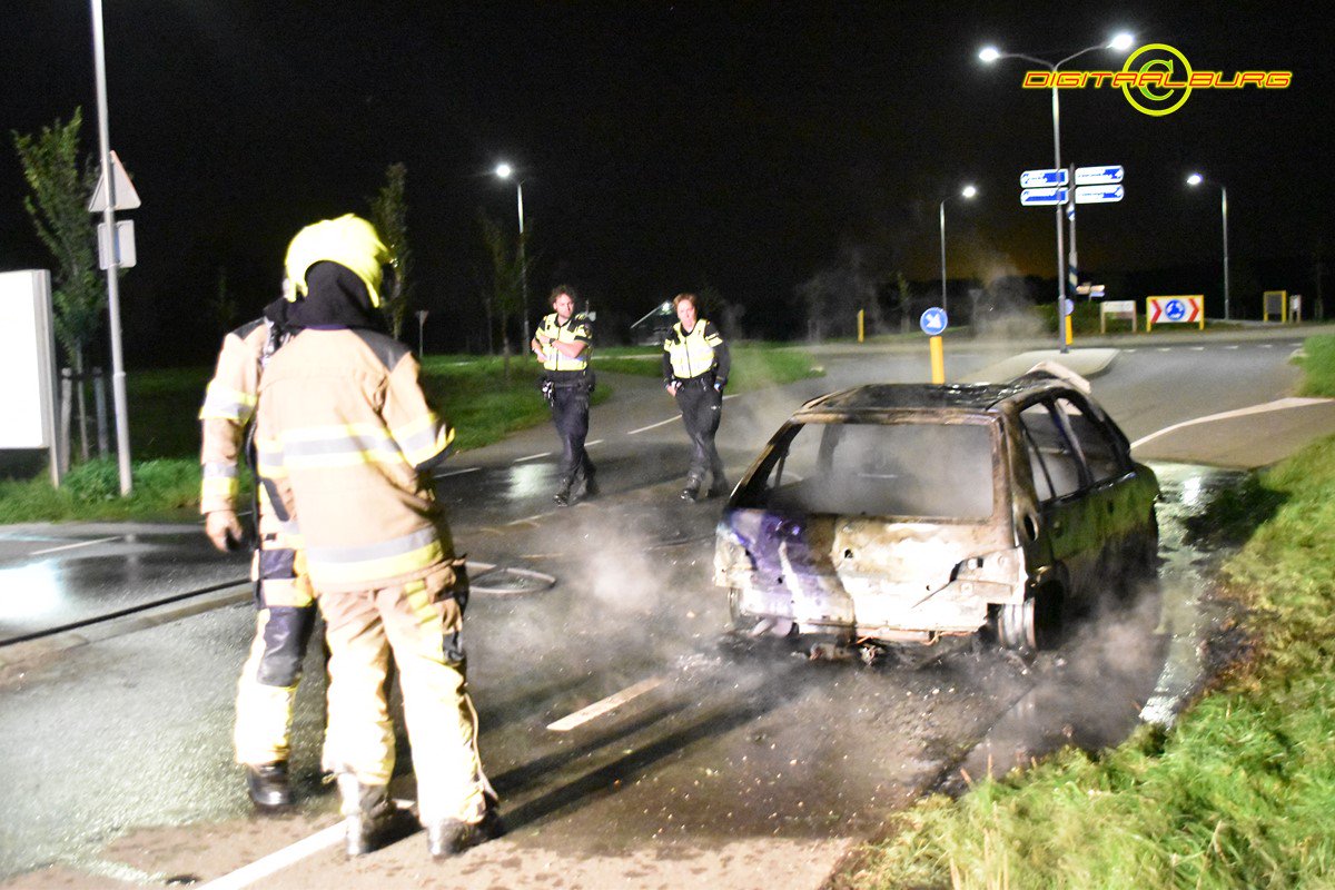 Autobrand in Nederhemert, bestuurder spoorloos -..