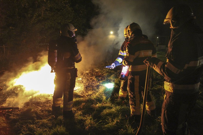 Brandje op kaatsveld #Niawier doet brandweer uitrukken ..