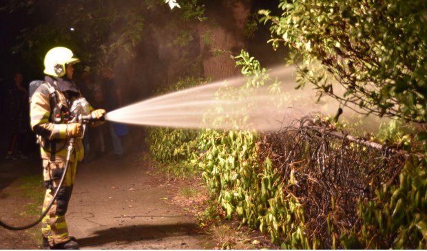 Opnieuw twee keer brandstichting in Zuilichem: ZUILICHEM • Alles wijst erop dat er in Zuilichem zaterdagavond twee keer brand gesticht is in d.....