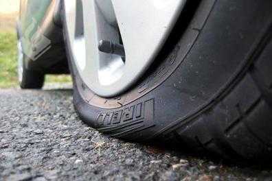 Banden van meerdere auto's lek geprikt in Deventer .