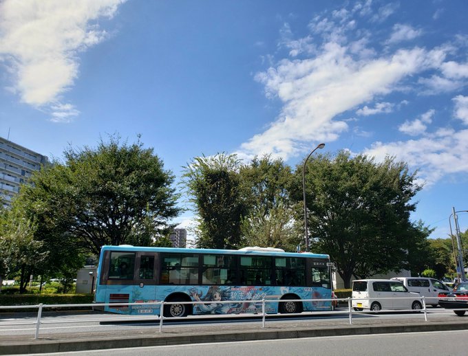 青空の中に青いバスが溶け込んでいます #立川市 #立川 #碧志摩メグ #立川バス 青空の中に青いバスが溶け込んでいます #立川市 #立川 #碧志摩メグ #立川バス