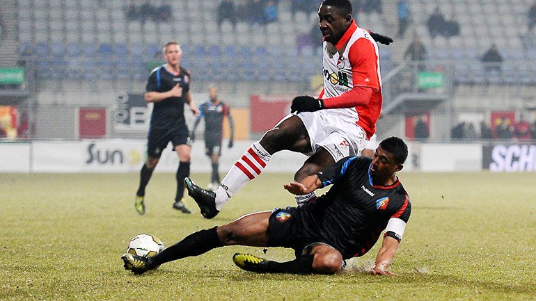 Politie tast nog in het duister na liquidatie Kelvin Maynard: Oud-FC Emmen-voetballer Kelvin Maynard zat op alleen in zijn auto, toen hij op de Langbroekdreef in Amsterdam onder vuur werd genomen. De daders reden vermoedelijk op een (motor)scooter...